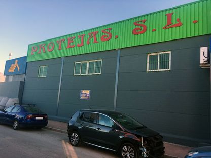 Protejas fachada almacén 