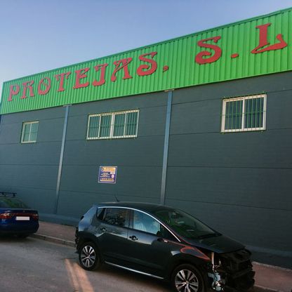 Protejas fachada almacén 