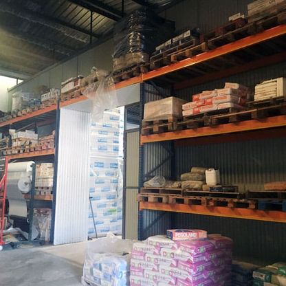 Protejas interior almacén con material 