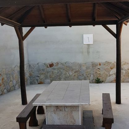 Protejas mesa en cemento con slllas de madera 