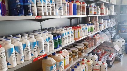 Protejas variedad de productos para pintura 