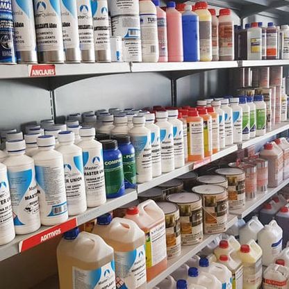 Protejas variedad de productos para pintura 
